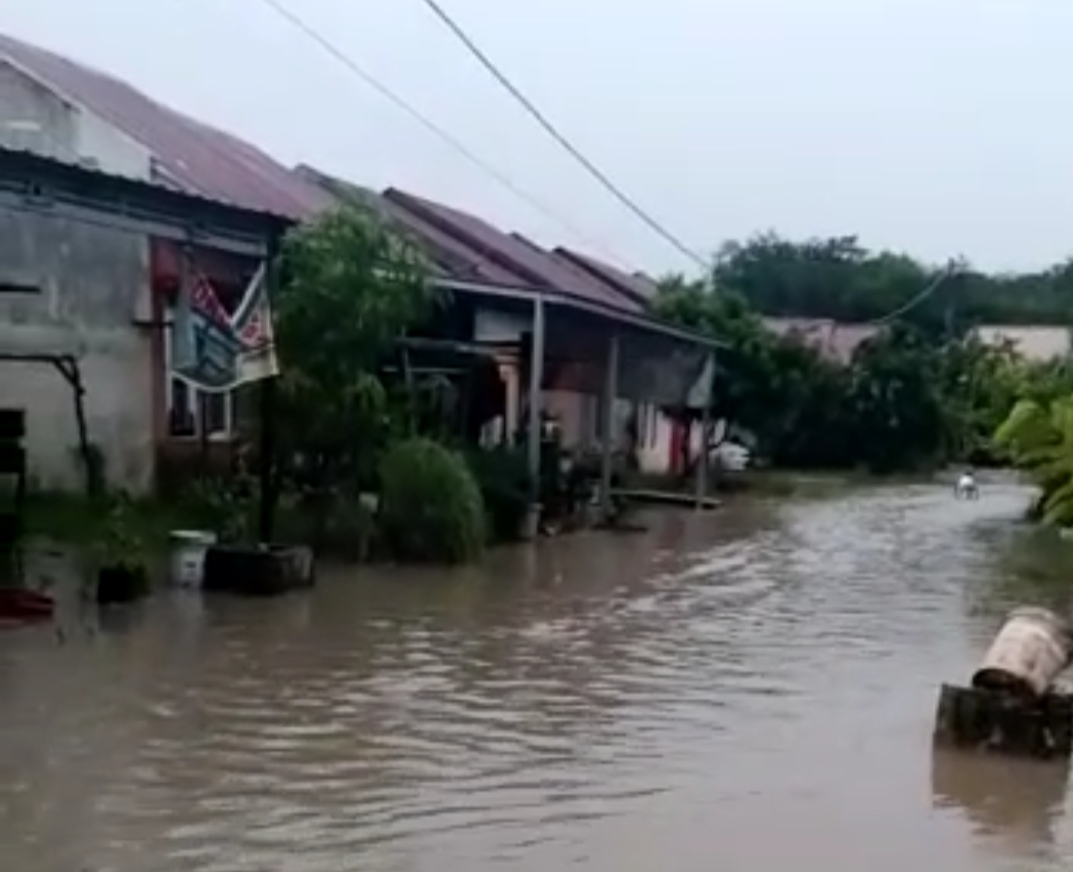 Warga Mengeluh, Hanya Beberapa Jam Diguyur Hujan, Pangkalan Kerinci Langsung Banjir