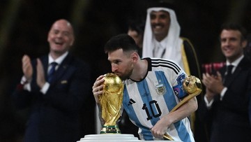 Penonton Heboh Ketika Messi Curi Start Cium Trofi Piala Dunia