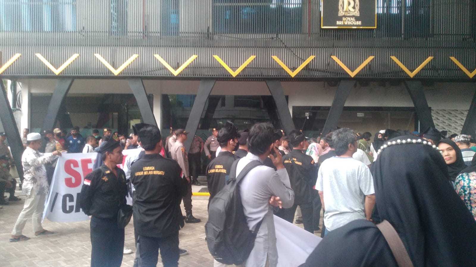 Ratusan Massa Mendesak Segel KTV Joker Poker