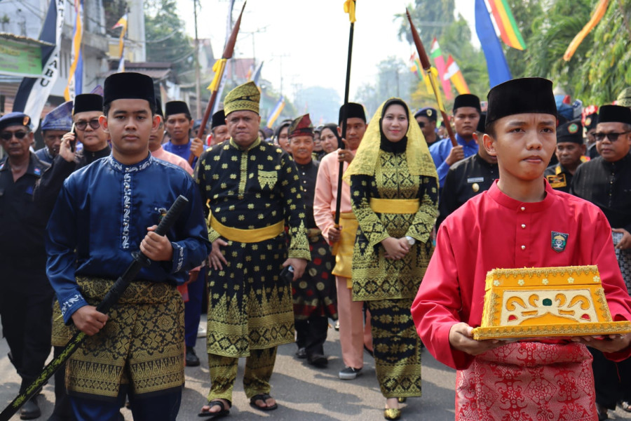 LAMR Inhu Berikan Kehormatan Adat Kepada Bupati Rezita