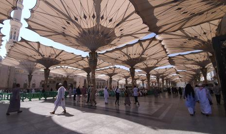Viral Dua Wanita Non-Muslim tak Sengaja Masuk Masjid Nabawi