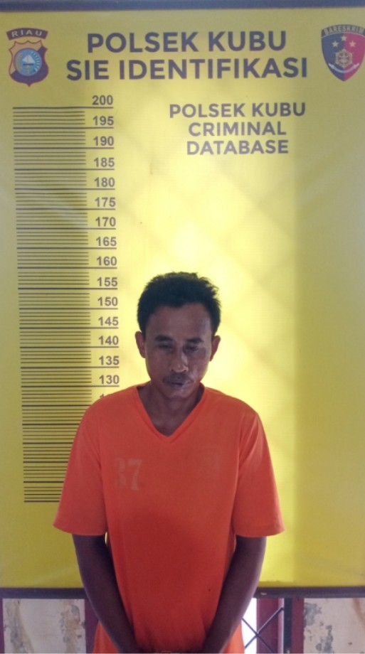 Paman Embat Keponakan,Kini Dibui Di Polsek Kubu