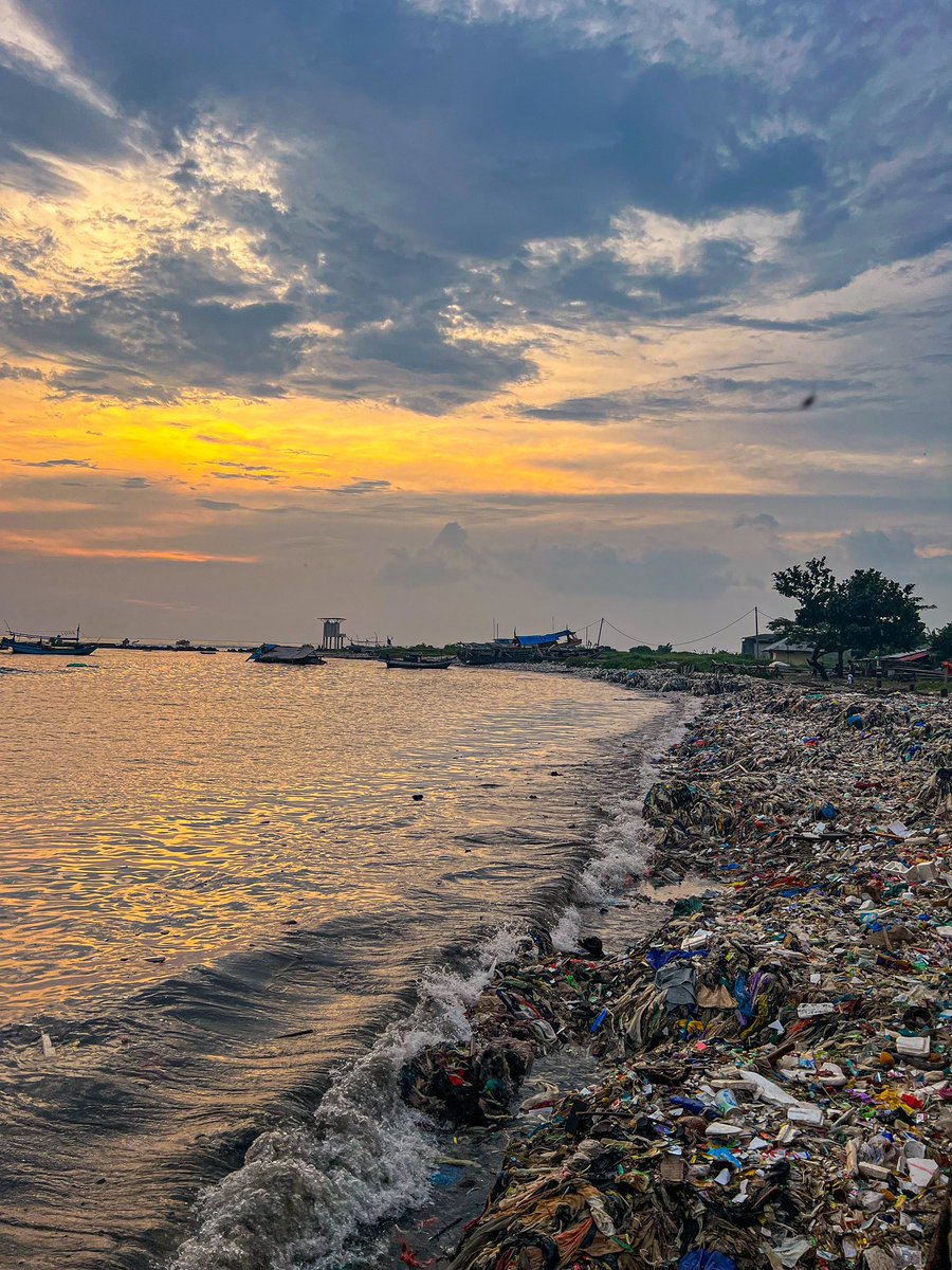 Sempat Viral Dibersihkan Pandawara Group dan Masyarakat, Pantai Terkotor di Indonesia Kembali Penuh Dengan Sampah