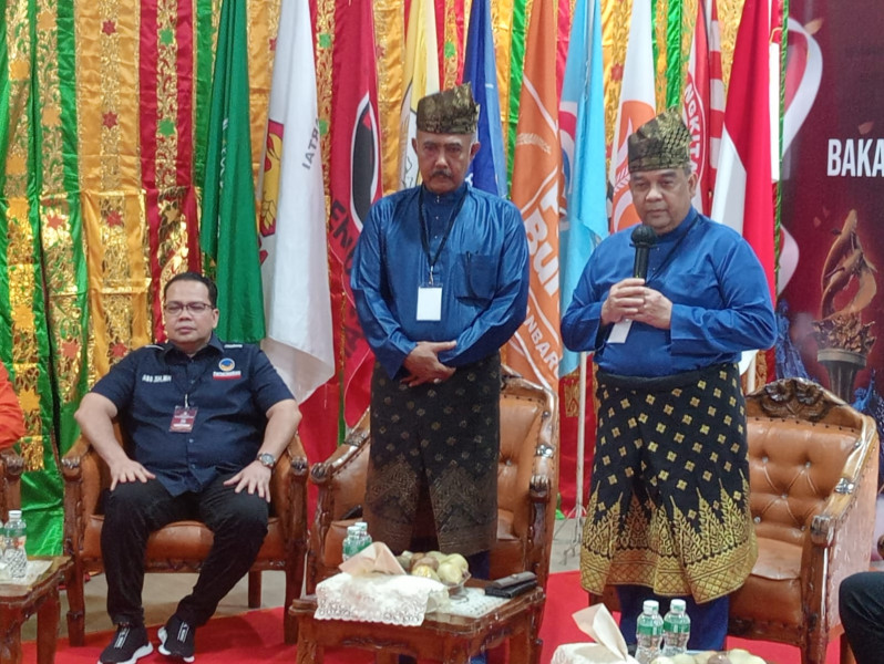 Senyuman Edy Natar-Dastriani Bibra Saat Daftar Pilwako Pekanbaru 2024 di KPU: Rapatkan Barisan dan Menangkan