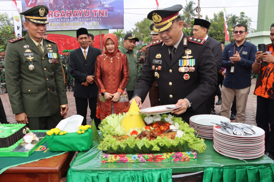 Puncak HUT TNI, Kapolres Inhu Berikan Surprise Untuk Dandim 0302 Inhu