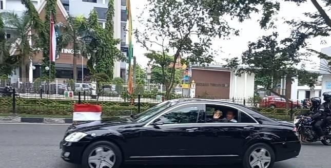 Melintas di Sudirman Pekanbaru, Presiden Jokowi Sapa Ratusan Pelajar di Pinggir Jalan