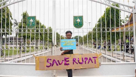 Geruduk Kantor Gubernur Riau, Nelayan Rupat: Pulau Kami Nyaris Tenggelam