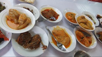 Pemilik Usaha Makanan Padang Babi Dibawa ke Polsek Kelapa Gading
