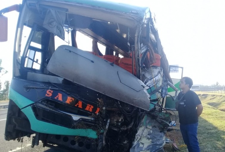 Kecelakaan Bus Vs Truk Akibatkan Lima Orang Meninggal di Cirebon