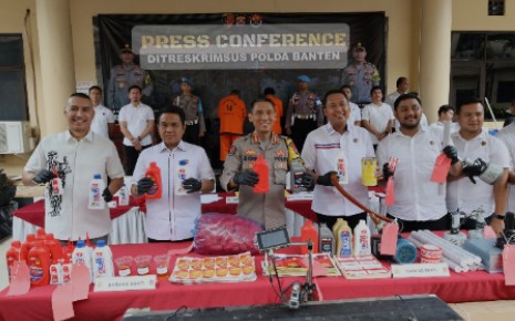 Polisi Gerebek Pabrik Ribuan Oli Palsu Menyerupai AHM hingga Yamalube