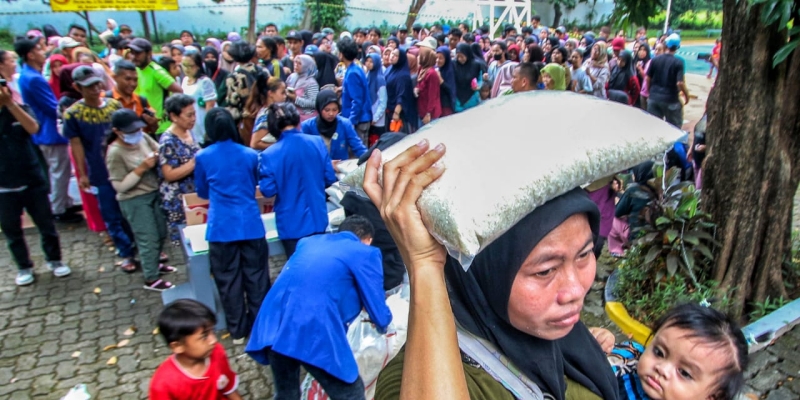 Prihatin Harga Kebutuhan Pokok Meroket, Mahasiswa Bagikan Paket Beras Ke Warga