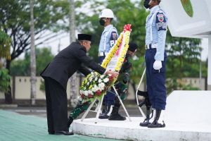 Gubri Melaksanakan Upacara di TMP Kusuma Dharma Pekanbaru