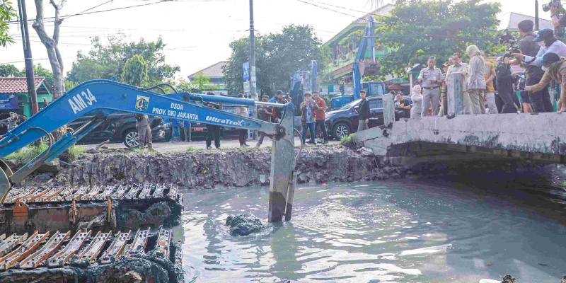 Kali Irigasi Bekasi Tengah Dikeruk Antisipasi Banjir
