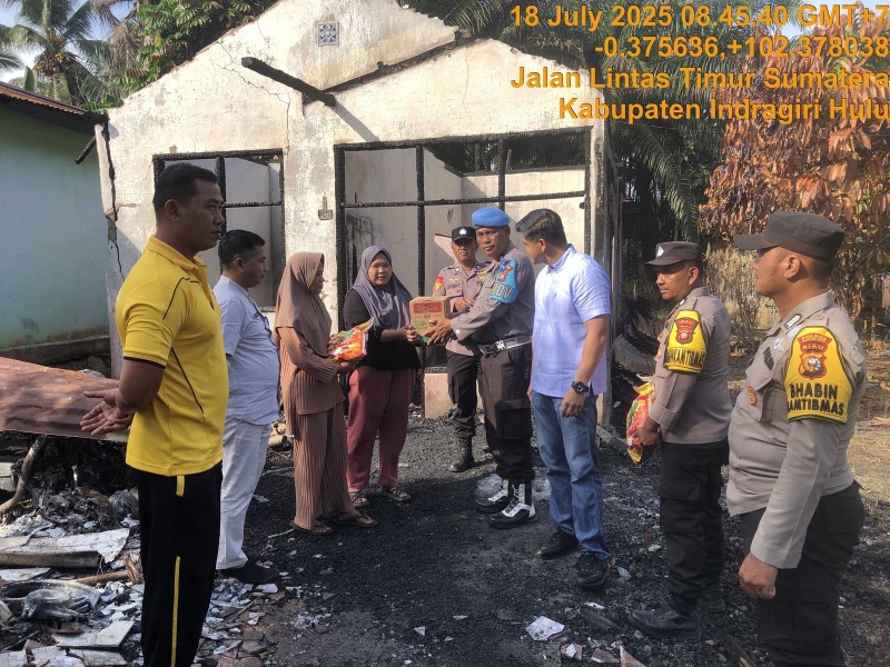 Kepedulian yang Menyentuh Hati, Polsek Rengat Barat Bantu Warga yang Kehilangan Tempat Tinggal