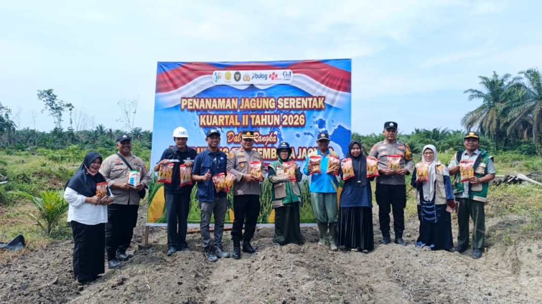 Bersama PT Inecda, Polsek Rengat Barat Tanam Jagung Pipil