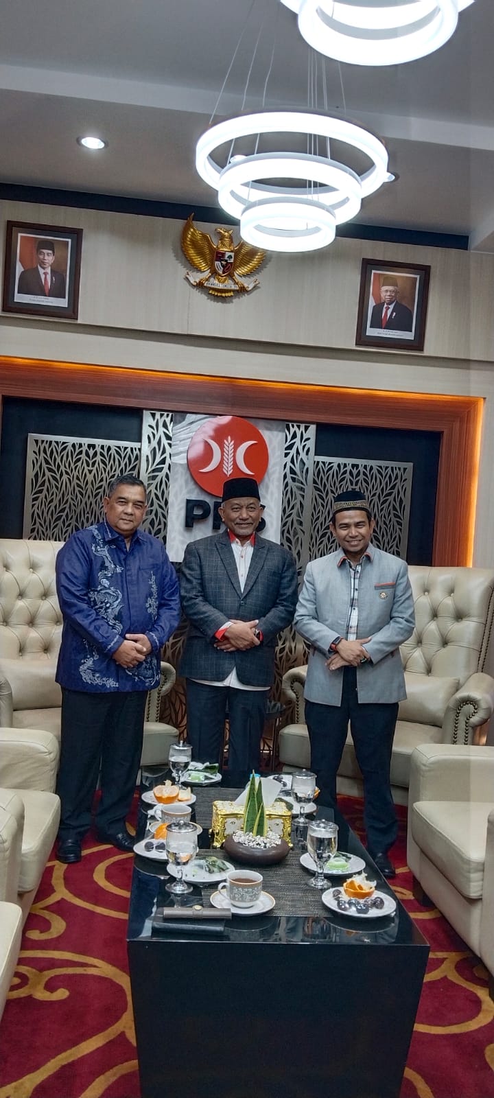 Diiringi Ratusan Relawan, Balon Gubri Edy Natar Serahkan Formulir ke Partai  Serentak pada 2 Mei