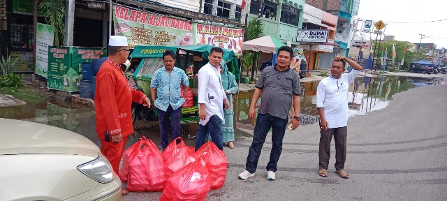 IKM Dumai Bagikan Makanan ke Pengguna Jalan