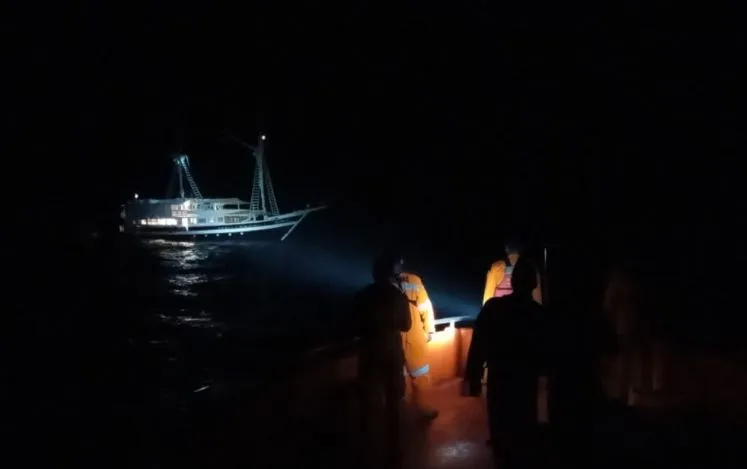 Tim SAR Selamatkan Puluhan Turis Asing di Selat Lombok