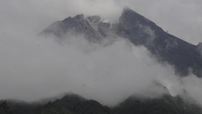 Merapi Erupsi Lontarkan Guyuran Lava 1.500 Meter, Zona Bahaya 7 Km