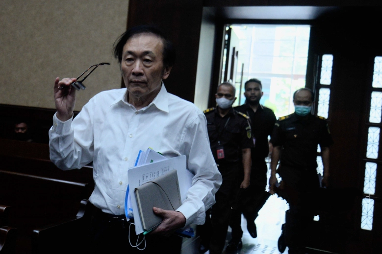 Pergoki Surya Darmadi Main HP di Sidang, Hakim: Pak Surya Ngeledek?