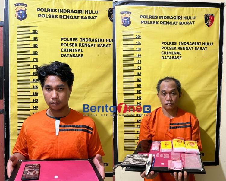 Polsek Rengat Barat Tangkap Dua Pengedar Sabu, Satu Pelaku Coba Kabur Saat Digerebek