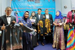 Pejabat Malaysia Beli Batik Riau Motif Nenas di IIFW