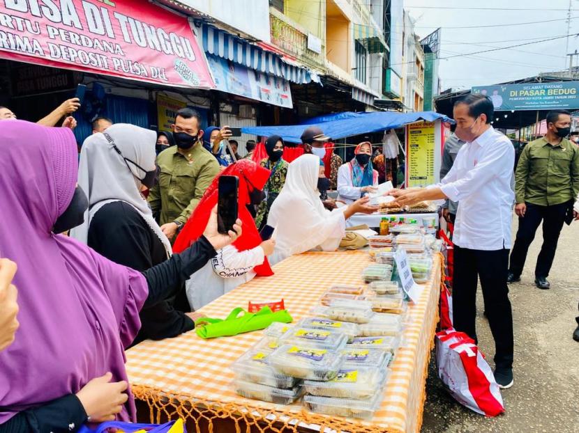 Roy Suryo Bagikan Video Jokowi Angkat Tiga Jari Saat Beri BLT Migor ke Pedagang