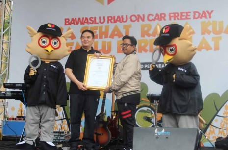 Bawaslu Riau Berikan Penghargaan untuk Kapolda Riau