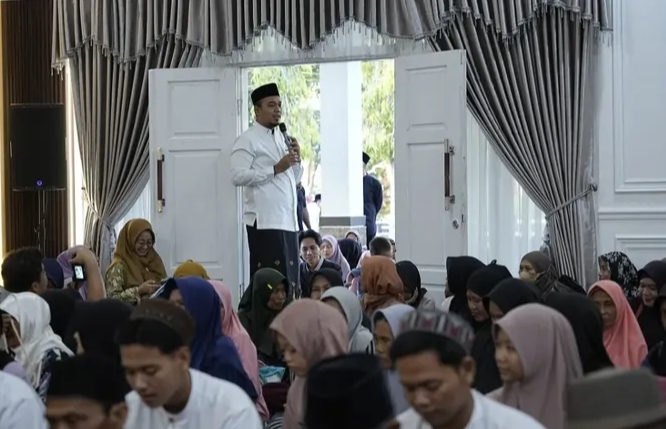 Sepekan Jelang Akhir Ramadan, Bupati Ade dan Istri Berbagi Kebahagiaan dengan Anak Yatim