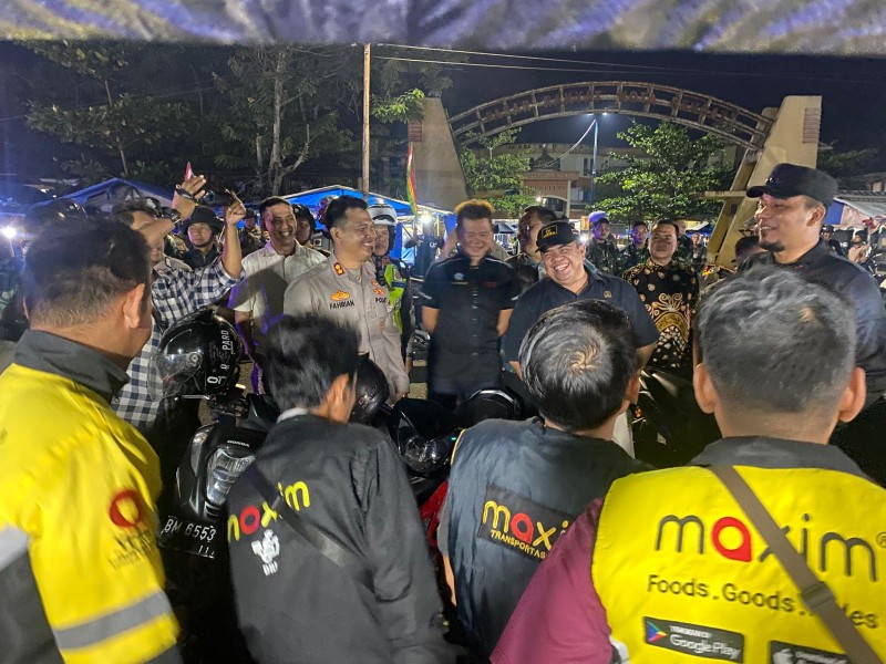Patroli Damai Polres Inhu: Ngopi Bareng, Deklarasi, dan Peluk Kebersamaan di Tengah Kota