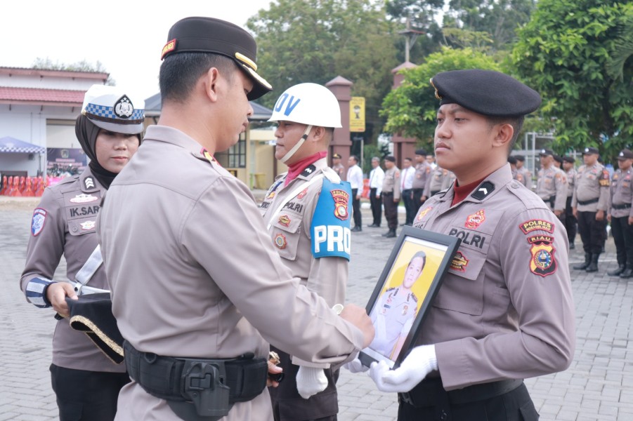 Terbukti Menipu, Oknum Polisi Dipecat, Kapolres Inhu Pimpin Langsung Upacara PTDH