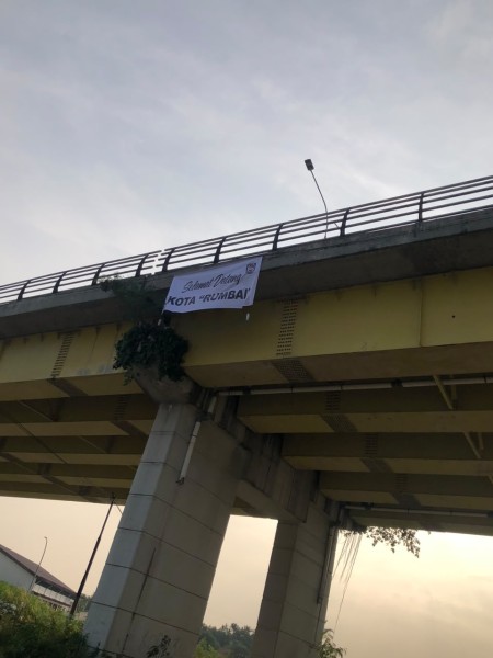 Wacana Kota Rumbai Kembali Mencuat, Spanduk “Selamat Datang di Kota Rumbai” Terpampang di Jembatan Siak IV