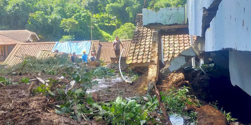 107 Warga Dievakuasi Akibat Tanah Longsor di Lembang