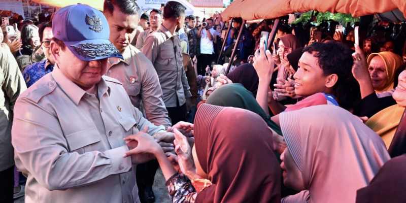 Prabowo Datangi Posko Pengungsian Banjir di Padang Pariaman
