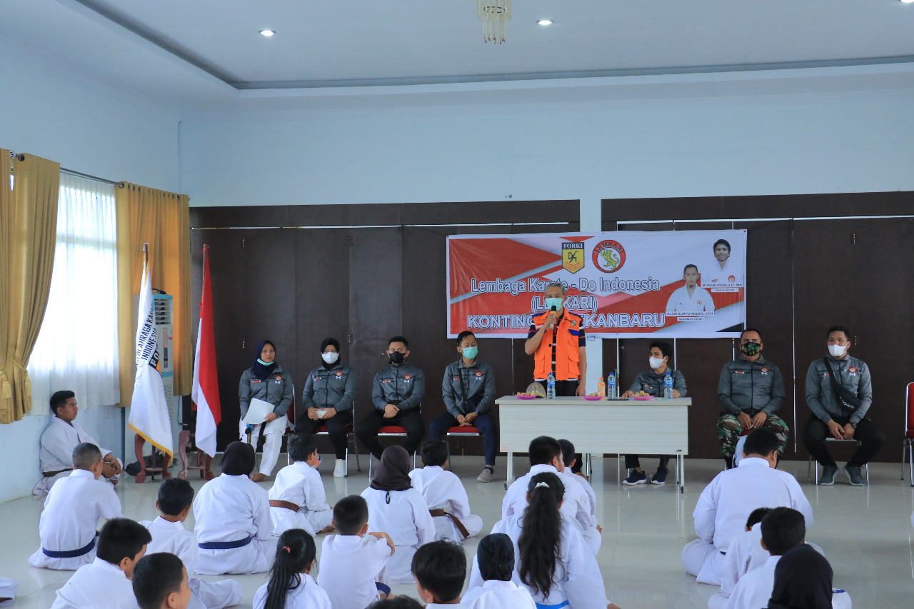 Lepas Atlet Karate Pekanbaru untuk Kejurda Riau 2022, Wawako Beri Motivasi