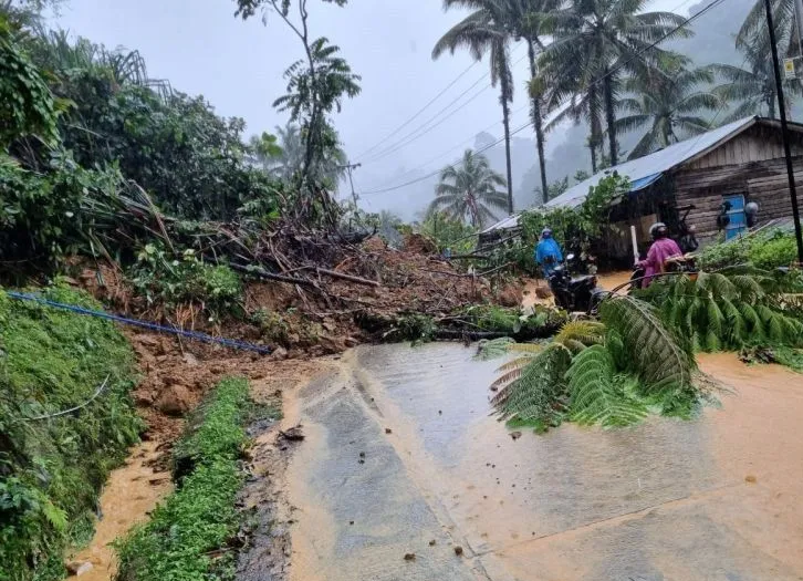 Akses Jalan Nasional Padang-Solok Lumpuh Total Akibat Longsor