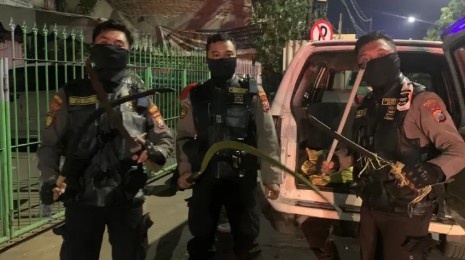 3 Kawanan Gangster Surabaya Ditangkap Saat Akan Tawuran, Polisi Amankan Celurit dan Samurai
