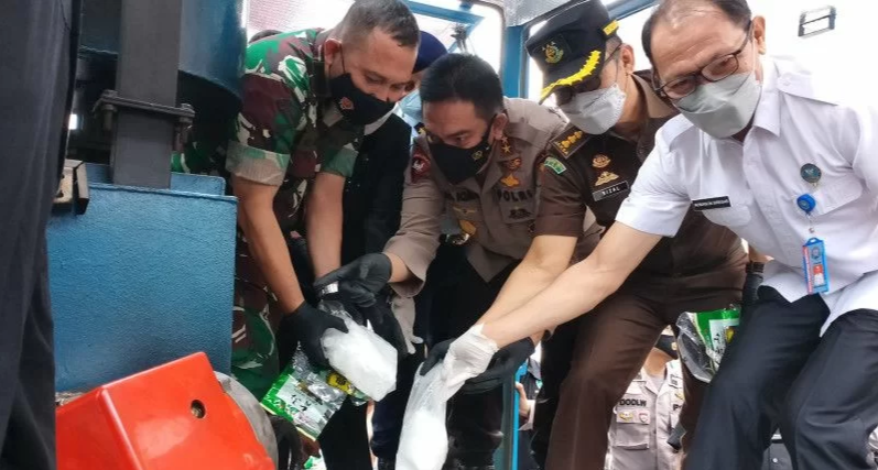 Polda Riau Musnahkan 82,9 kg Sabu Kemasan Teh Cina