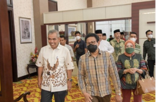 Pj Bupati Kampar Kamsol Jemput Menteri Desa PDTT RI di Bandara Sultan Syahrif Kasim