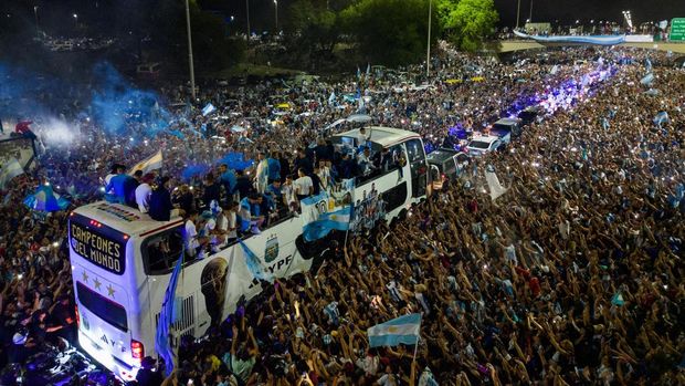 Pawai Juara Argentina Chaos: Fan Nekat Masuk Bus, Pemain Dievakuasi