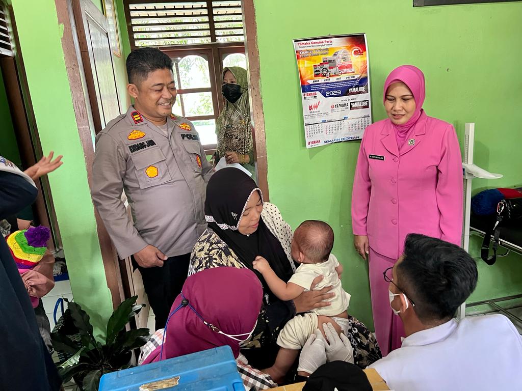 Polsek Lirik Dampingi Crash Progam Pencegahan dan Penularan Virus Polio