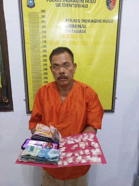 Diringkus Polisi, Atok Burung Edarkan Sabu Sabu di Desa Alim Inhu