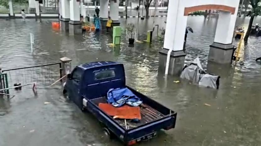 Banyak Kereta Terlambat Akibat Banjir Semarang, KAI Minta Maaf