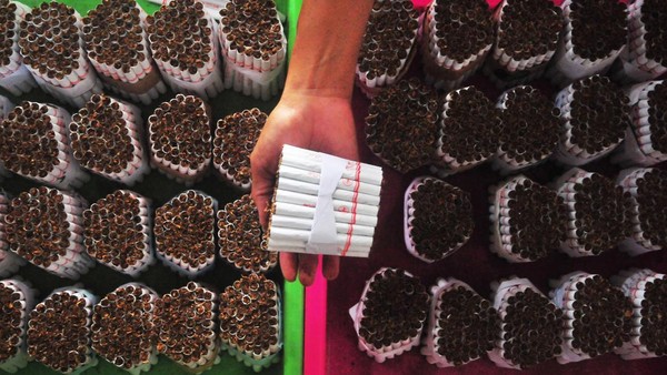 Pedagang Tolak Larangan Jual Rokok Batangan