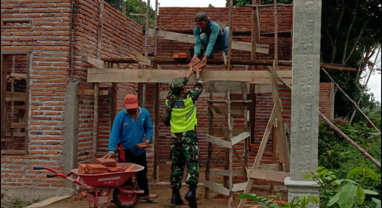 Atasi Kesulitan Warga, Babinsa Koramil 05/Peranap, Serda Khairan Bantu Bangun Rumah Warga