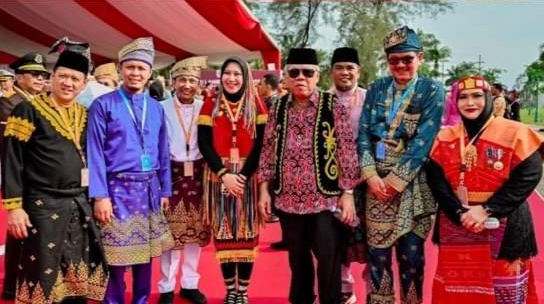 Bupati Rezita Kenakan Baju Adat Suku Talang Mamak Ikuti Upacara Harlah Pancasila di Dumai