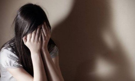Demi Pesugihan, Seorang Ibu Kandung Bolehkan Suaminya Gauli Putrinya