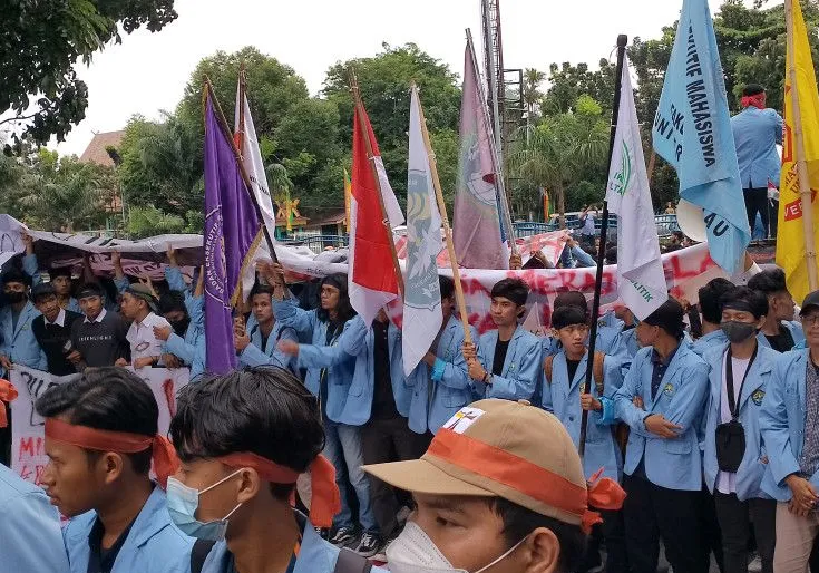 Ribuan Mahasiswa Unri Demo Bawa Keranda Mayat dan Sempat Ricuh