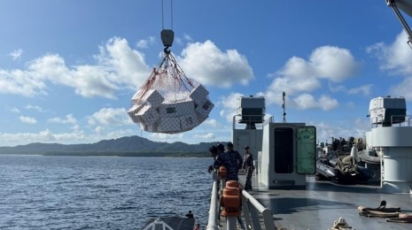 Kapal Perang TNI AL Distribusikan Logistik Pemilu di Pulau Terdepan
