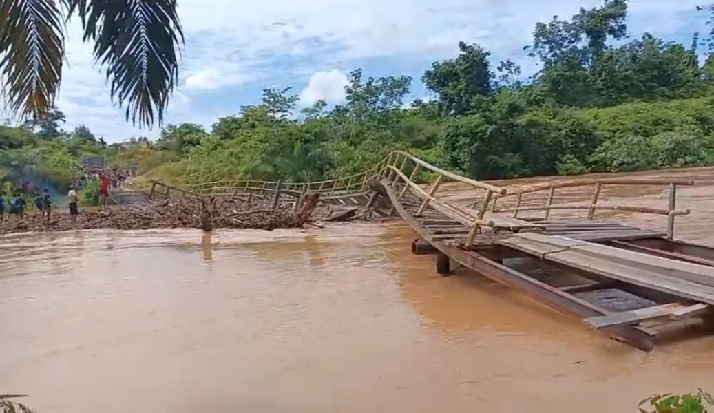 Jembatan Sungai Cinaku Desa Beligan Hanyut Akibat Banjir